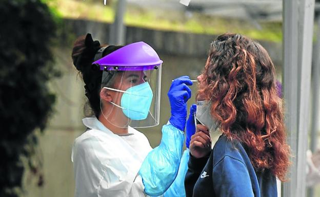 El decano de los biólogos atrae las críticas al negar la utilidad de las PCR