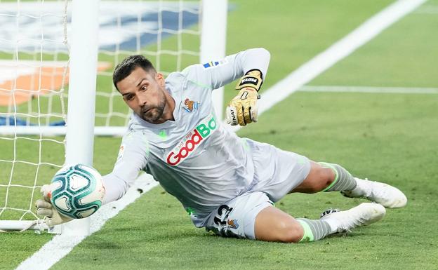 La Real hace oficial la renovación de Moyá por una temporada