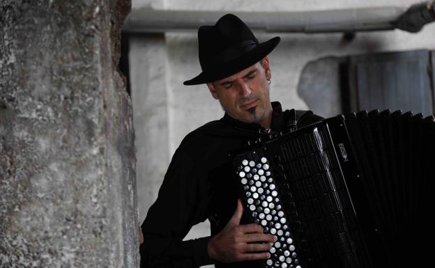 Gorka Hermosa: «Iparragirre era una especie de Elvis Presley de la época»