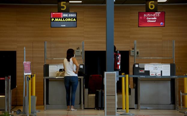 El aeropuerto pierde en julio al 88% de los usuarios que volaron hace un año