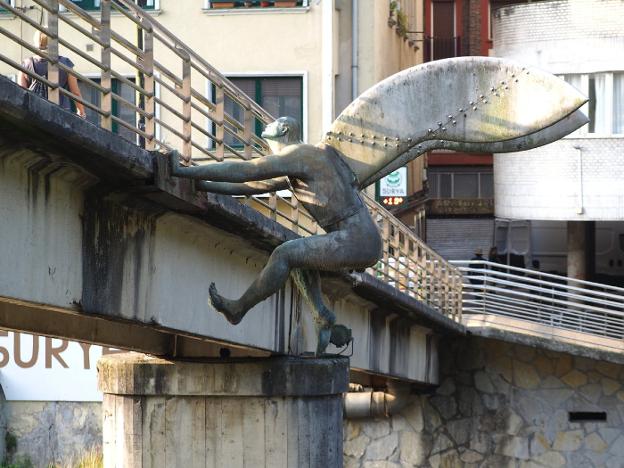 Ícaro, 22 años colgado sobre el Deba