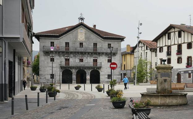 Asteasu, paseo por Obaba con su lagarto