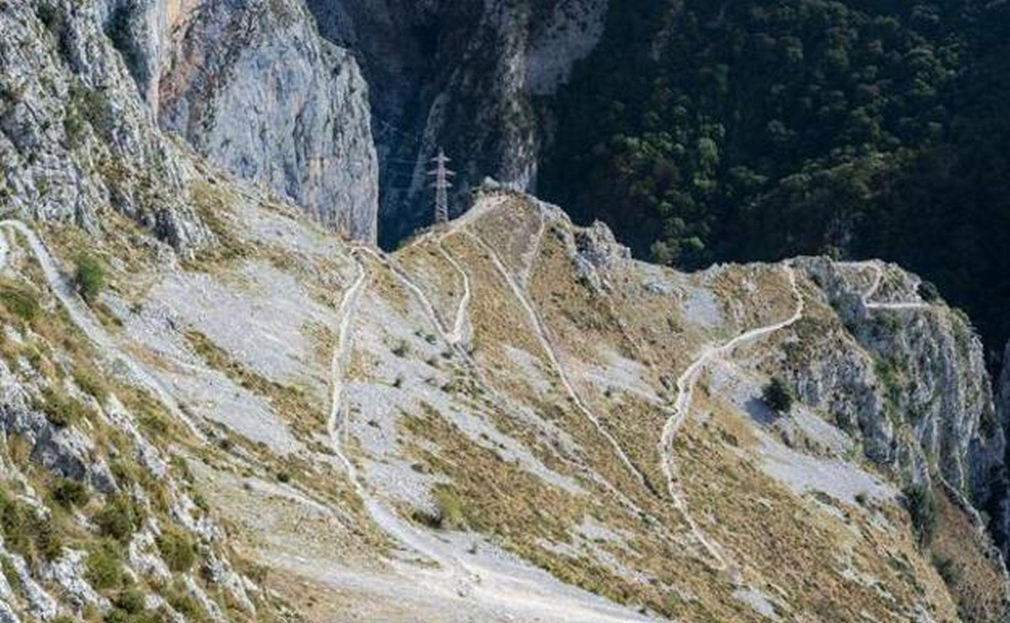 Pasos estrechos, precipicios, puentes de vértigo... Rutas al borde de un precipicio