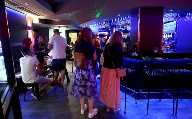 El Ejecutivo alega razones sanitarias para el cierre de bares a la 1.30 horas