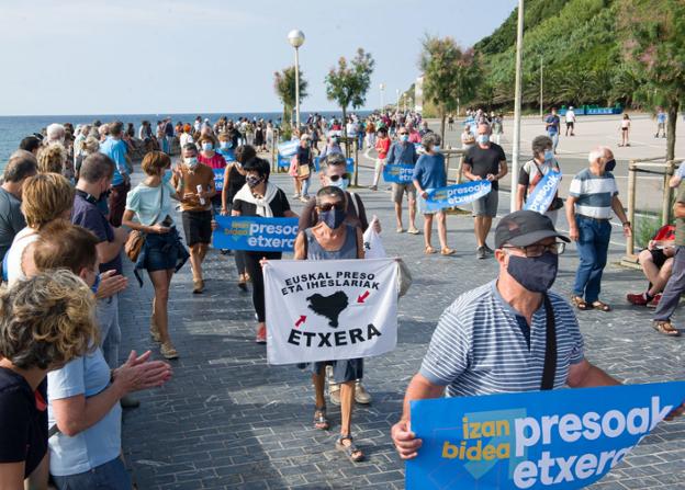 Dos cadenas humanas de Sare piden en Donostia «el fin de la dispersión»
