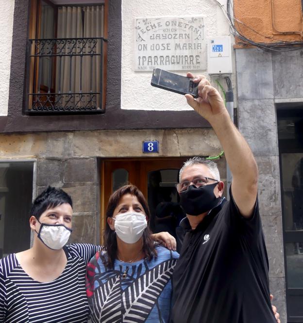 Vermut y selfie ante la casa de Iparragirre