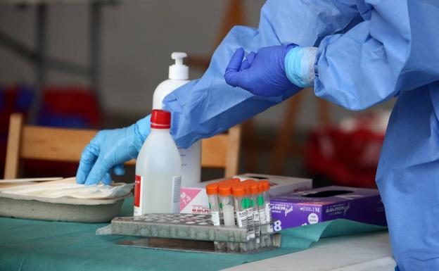 Euskadi encara un «tsunami más visible» que golpea con otros 575 casos