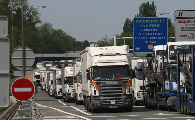 La UE frena la competencia de los camioneros del Este, que arrasa con los guipuzcoanos