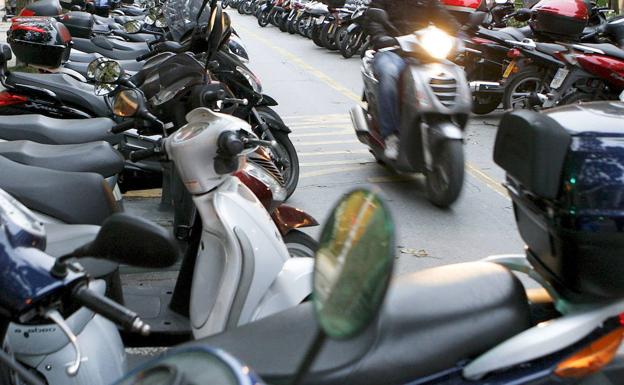 La Ertzaintza alerta de los requisitos para conducir motocicletas en Francia ante el aumento de multas en Iparralde