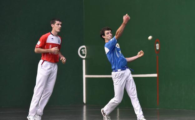 Los líderes nadan y guardan la ropa