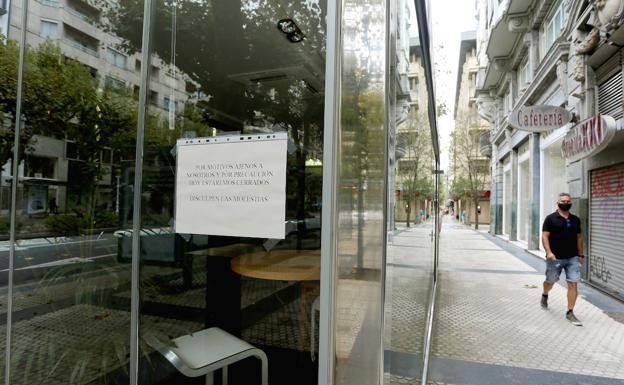 Una quincena de bares donostiarras, cerrados por positivos de empleados