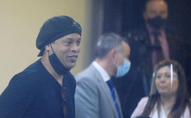Ronaldinho es puesto en libertad tras seis meses retenido en Paraguay