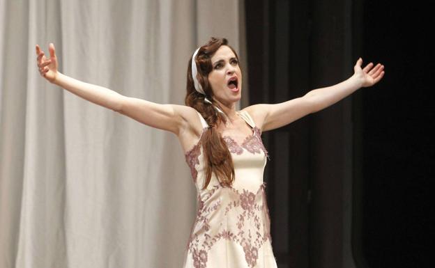 Elena Sancho Pereg y Paula Iragorri actúan en el claustro de San Telmo