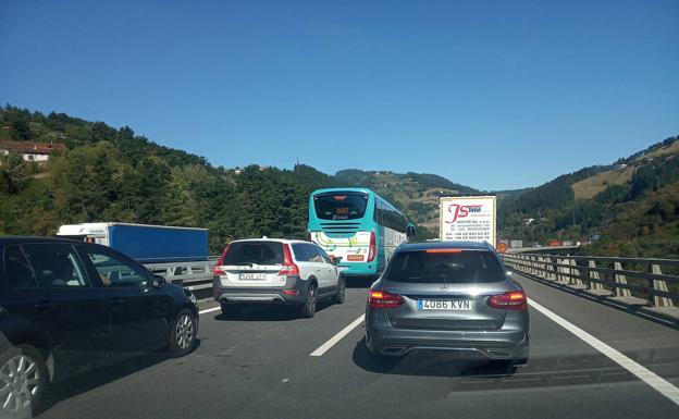 Abiertos todos los carriles AP-8 en Elgoibar tras retirar la carga de un camión