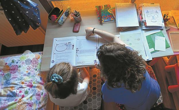 El Gobierno se abre a permisos pagados y bajas para los padres de alumnos confinados