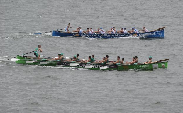 El viento y olas de dos metros hacen imprevisibles los finales ligueros en Castro Urdiales