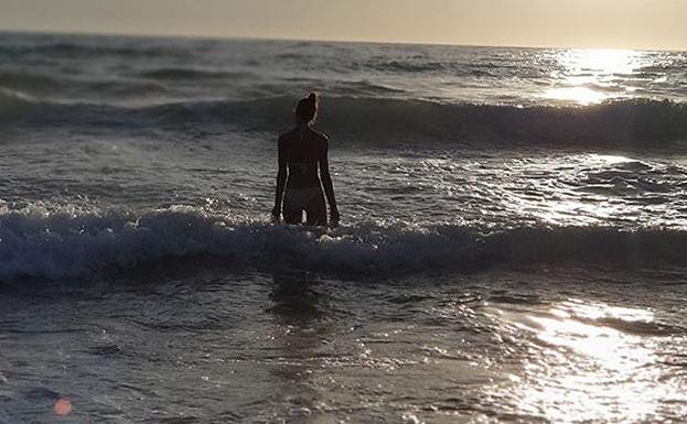 Premio televisivo para Eva González tras decir adiós al verano con un baño