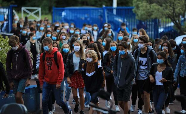 Los estudiantes de Iparralde han vuelto a clase este martes con un estricto protocolo sanitario y ayudas a profesores y padres