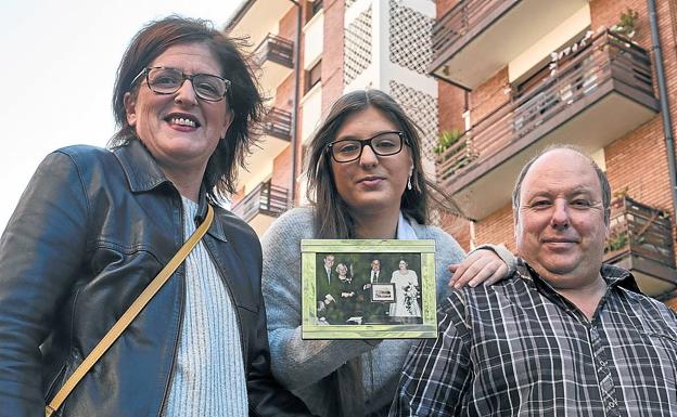 La primera pareja que se casó en el Ayuntamiento celebra sus bodas de plata