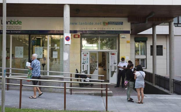 Los gobiernos vasco y central firman el convenio para que Lanbide gestione el Ingreso Mínimo Vital