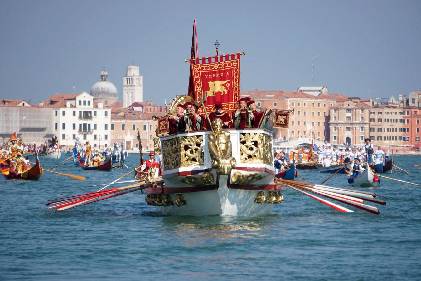 Regata histórica en el gran canal de Venecia