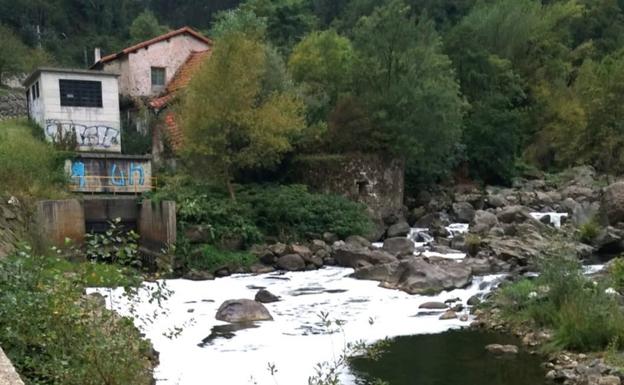 Preocupación por la presencia de espuma en el río Deba