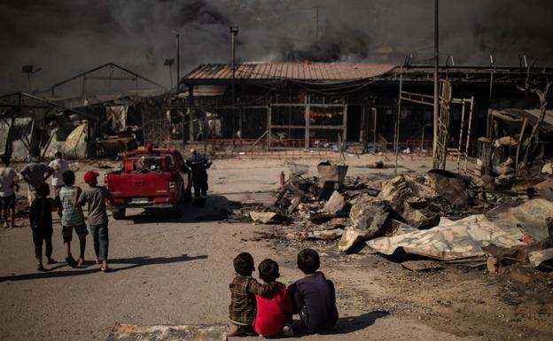 El campo de refugiados de Moria queda destruido en un incendio