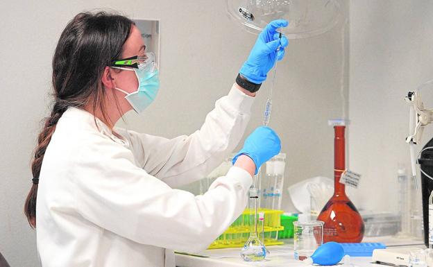 Sanidad y las CCAA se preparan para vacunar pese al suspenso de ensayos de AstraZeneca