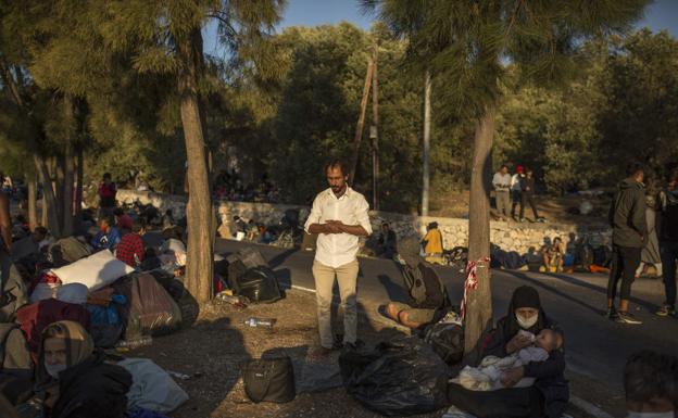 Los refugiados de Moria pasan la noche a la intemperie mientras esperan ser realojados