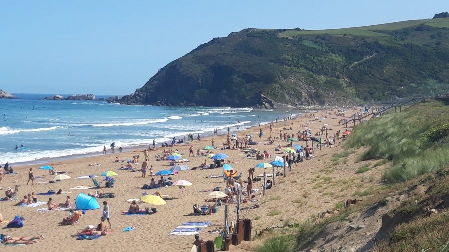 Los guipuzcoanos se resisten a despedirse de la playa