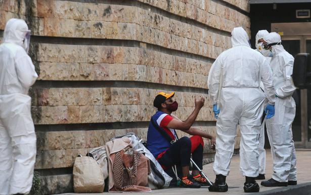 La Policía local identifica en el centro de Eibar a un sintecho con Covid-19