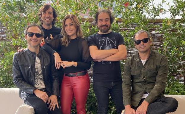 La Oreja de Van Gogh salva las distancias de estos tiempos con conversaciones cercanas