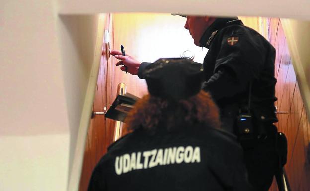 Clausuran tres pisos turísticos ilegales y sancionan a dos de ellos con 5.000 euros