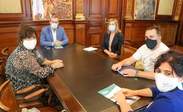 Olano reclama un «compromiso» y una «actitud activa» en favor del euskera