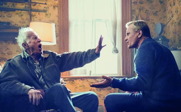 Entrevista a Viggo Mortensen: "Trump y Abascal actúan como pirómanos y bombero" 1 Lance Henriksen y Viggo Mortensen en 'Falling'.