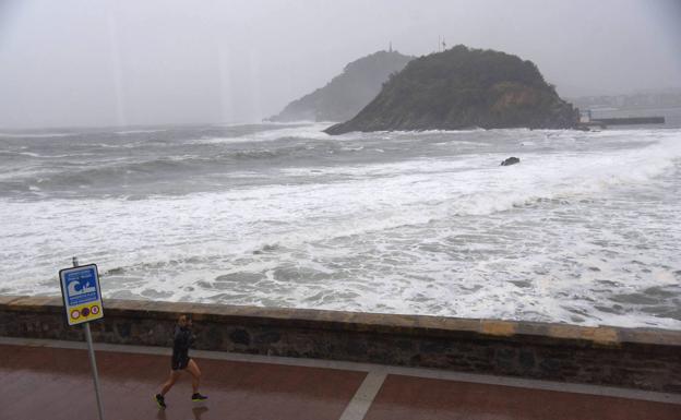 'Alex' trae olas de más de ocho metros