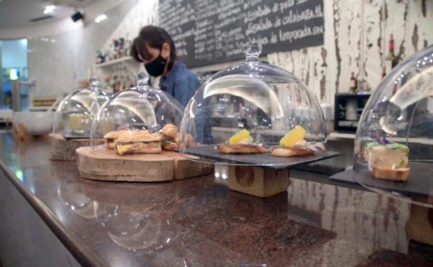 Paul Arrillaga descubre los secretos de una barra de pintxos donostiarra