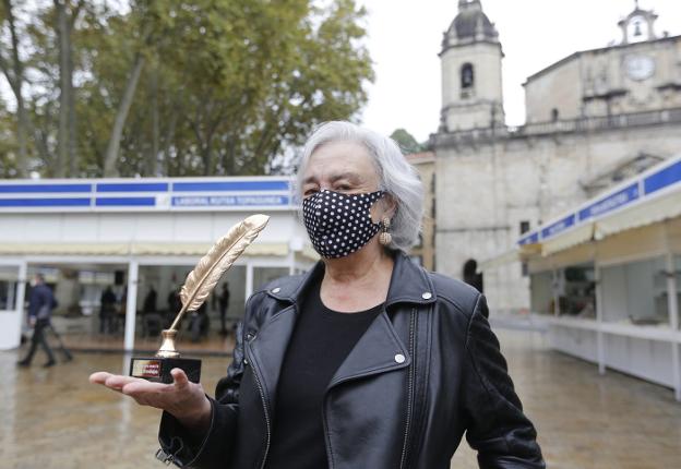 «Me inquieta que se juzgue una obra por las hormonas de autora o de su autor»