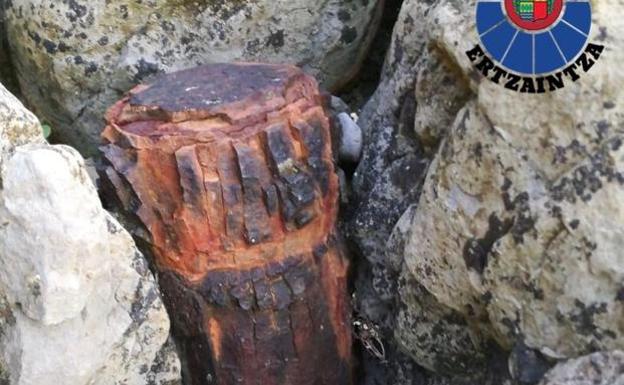 La Unidad de Desactivación de Explosivos de la Ertzaintza neutraliza en Elgeta dos obuses de la Guerra Civil