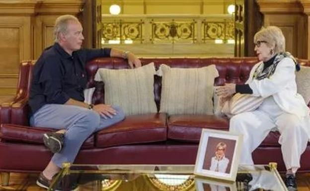 Concha Velasco le desvela acosos, chantajes y novios ocultos a Bertín Osborne