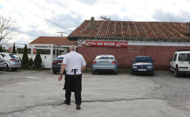 Un camarero encierra a 17 jóvenes y huye de un bar de Leioa al llegar la Policía para cerrar el local