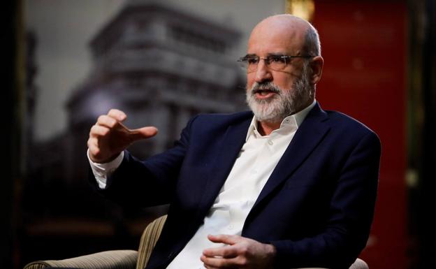 Fernando Aramburu: «Me conmueve que las víctimas agradezcan que 'Patria' estorbe el deseo de identificar paz con olvido»