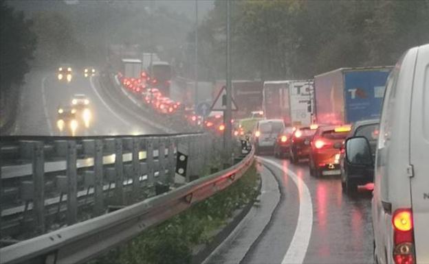 Complicada jornada en las carreteras guipuzcoanas por culpa de la lluvia