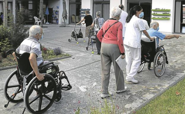 Salud impulsa una dirección sociosanitaria para contener la epidemia en las residencias