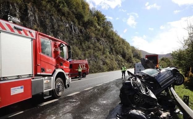 Muere el conductor de un vehículo en una colisión con un camión en la N-121-A en Almandoz