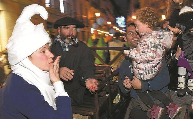 El Ayuntamiento de Donostia busca fórmulas para que los niños reciban a Olentzero y los Reyes Magos