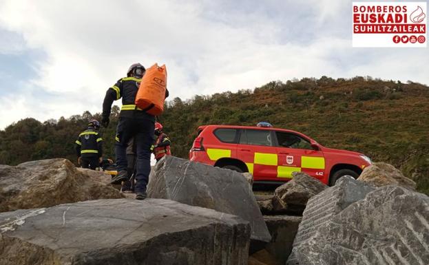 Rescatan a un pescador en Orio tras sufrir una caída