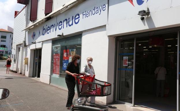 El toque de queda en Francia se extiende a 54 departamentos, incluido Iparralde