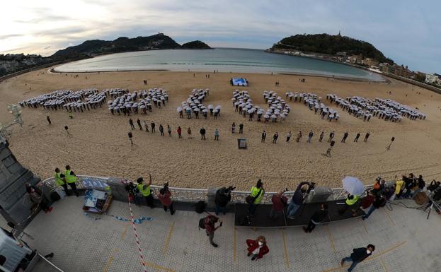 Un mosaico gigante exige en Donostia el fin de la dispersión de los presos de ETA