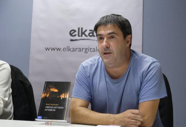 «Nobela beltza baliabide egokia da interesatzen zaizkidan gaiez aritzeko»